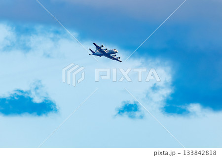 航空自衛隊の輸送機が上空を通過する。クイーンざまみ3号に乗船した。 慶良間諸島の座間味島等へゆく 航空自衛隊の輸送機が上空を通過する。クイーンざまみ3号に乗船した。 慶良間諸島の座間味島等へゆく 133842818