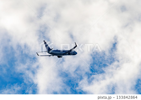 那覇空港から離発着する旅客機。クイーンざまみ3号に乗船した。 慶良間諸島の座間味島等へゆく 133842864