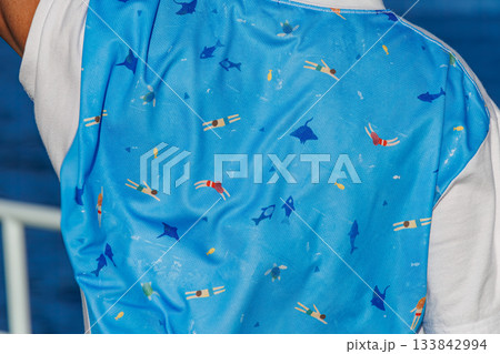 海洋生物がたくさん描かれたTシャツ。クイーンざまみ3号に乗船した。 慶良間諸島の座間味島等へゆく 133842994