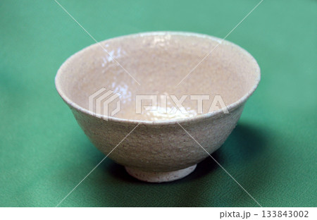 藁灰釉を用いた白濁色で雅味深い萩焼茶碗 藁灰釉を用いた白濁色で雅味深い萩焼茶碗 133843002