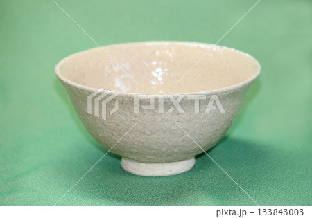 藁灰釉を用いた白濁色で雅味深い萩焼茶碗 藁灰釉を用いた白濁色で雅味深い萩焼茶碗 133843003
