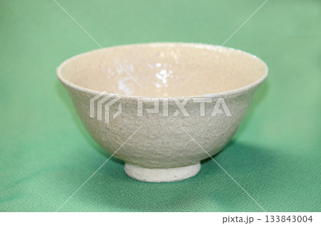 藁灰釉を用いた白濁色で雅味深い萩焼茶碗 133843004