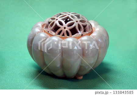 藁灰釉を用いた白濁色で雅味深い萩焼の香炉 133843585