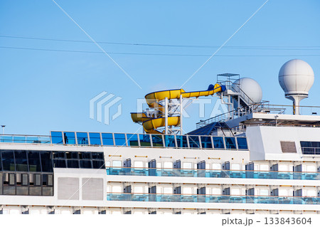 停泊する豪華客船。クイーンざまみ3号に乗船した。 慶良間諸島の座間味島等へゆく高速ジェットフェリー。 133843604