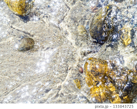 背景素材　煌めく海の波打ち際 133843725