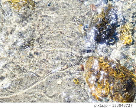 背景素材　煌めく海の波打ち際 133843727