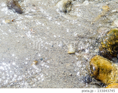 背景素材　煌めく海の波打ち際 133843745