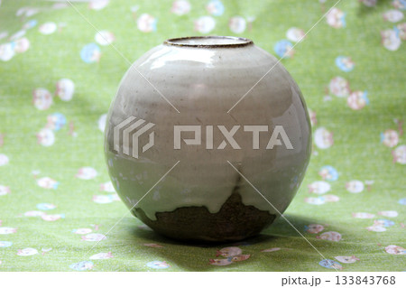 焼成の偶然性から生まれる藁灰釉の具象 133843768