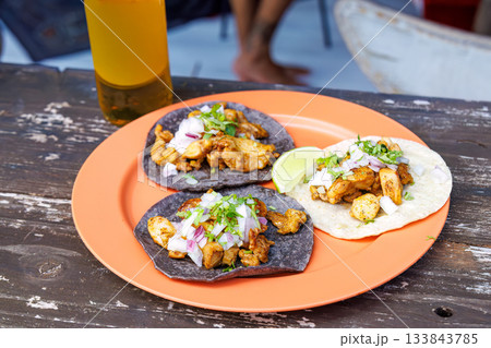 ジャマイカ風のカフェで生ビールとタコスを食べる。座間味島座間味港沖縄県島尻郡慶良間諸島-2025 133843785