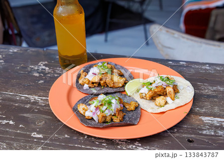 ジャマイカ風のカフェで生ビールとタコスを食べる。座間味島座間味港沖縄県島尻郡慶良間諸島-2025 ジャマイカ風のカフェで生ビールとタコスを食べる。座間味島座間味港沖縄県島尻郡慶良間諸島-2025 133843787