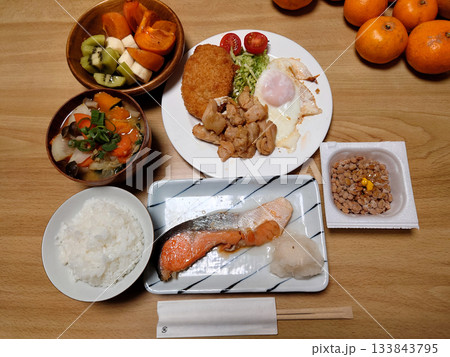 日本食レストランで食べる定番料理，焼き魚定食の一例(秋鮭の塩焼き，付け合わせ料理) 133843795