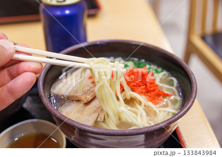 空港の食堂で沖縄そばと海ぶどうを食す。沖縄県那覇市那覇空港-2025 133843984