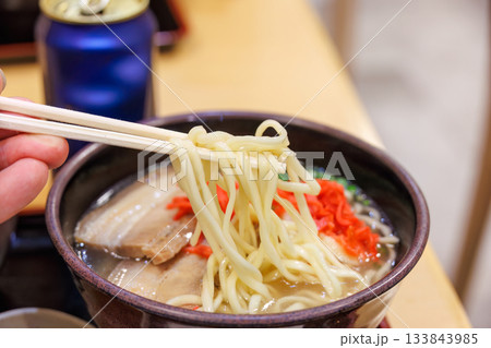 空港の食堂で沖縄そばと海ぶどうを食す。沖縄県那覇市那覇空港-2025 133843985