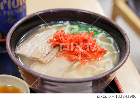 空港の食堂で沖縄そばと海ぶどうを食す。沖縄県那覇市那覇空港-2025 133843986