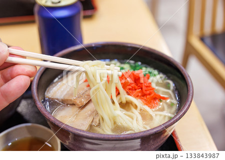 空港の食堂で沖縄そばと海ぶどうを食す。沖縄県那覇市那覇空港-2025 133843987