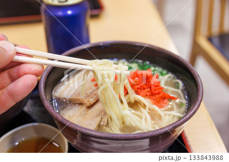 空港の食堂で沖縄そばと海ぶどうを食す。沖縄県那覇市那覇空港-2025 133843988