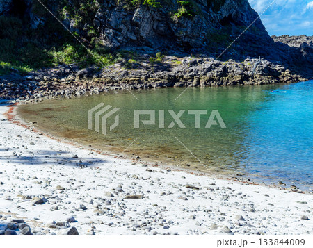 式根島の美しい海　泊海水浴場 133844009