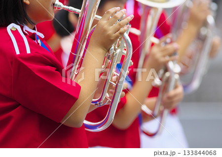 マーチングバンド　パレード　楽器 133844068