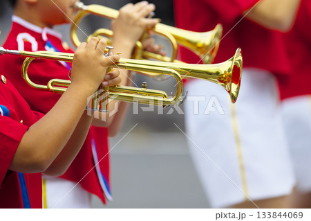 マーチングバンド　パレード　楽器 133844069
