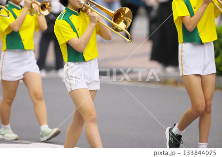 マーチングバンド　パレード　楽器 133844075