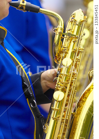 マーチングバンド　パレード　楽器 133845451