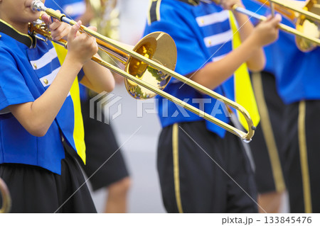 マーチングバンド　パレード　楽器 133845476