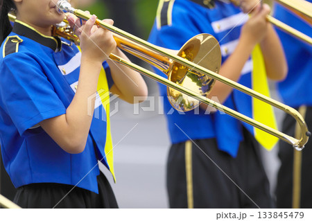マーチングバンド　パレード　楽器 133845479