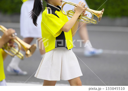 マーチングバンド　パレード　楽器 133845510