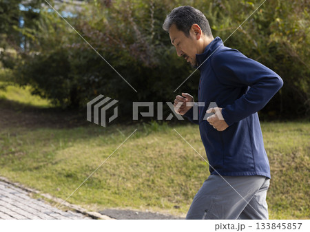 ランニングする50代男性 ランニングする50代男性 133845857
