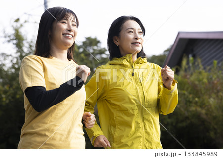 ランニングする女性 ランニングする女性 133845989