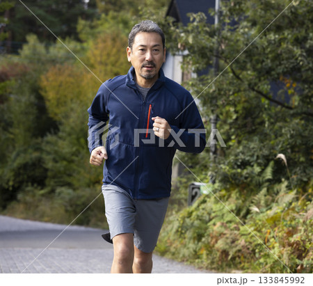 ランニングする50代男性 ランニングする50代男性 133845992