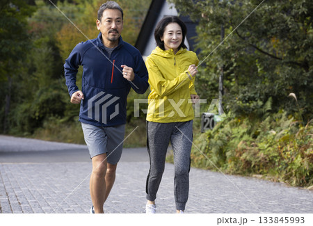 ランニングするミドル夫婦 133845993