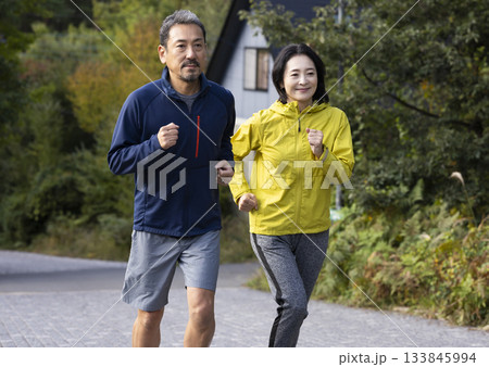 ランニングするミドル夫婦 133845994