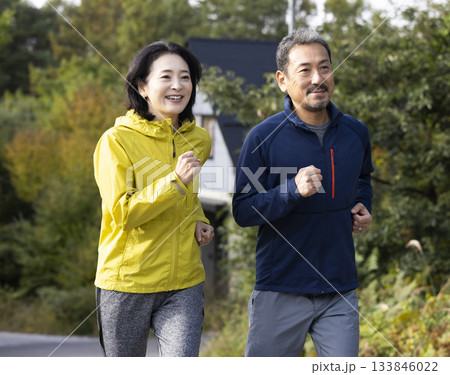 ランニングするミドル夫婦 ランニングするミドル夫婦 133846022