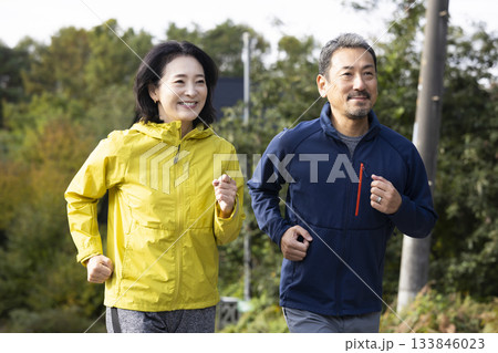 ランニングするミドル夫婦 133846023