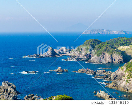 式根島の神引展望台から望むダイナミックで美しい景色 133846110