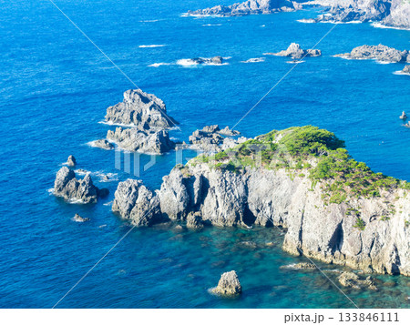 式根島の神引展望台から望むダイナミックで美しい景色 133846111