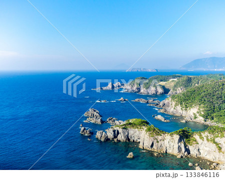式根島の神引展望台から望むダイナミックで美しい景色 133846116