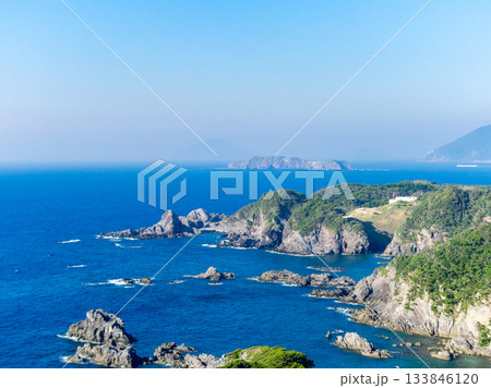 式根島の神引展望台から望むダイナミックで美しい景色 133846120