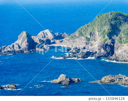 式根島の神引展望台から望むダイナミックで美しい景色 133846126