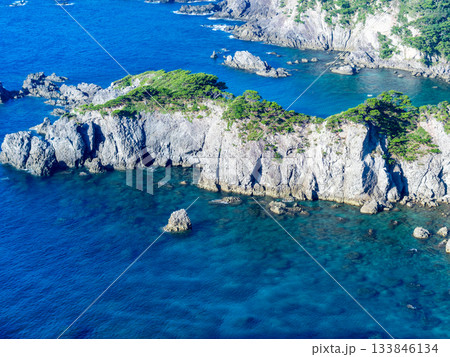 式根島の神引展望台から望むダイナミックで美しい景色 133846134