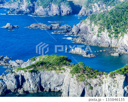 式根島の神引展望台から望むダイナミックで美しい景色 133846135