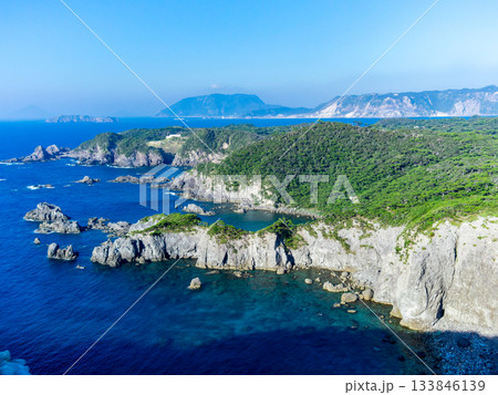 式根島の神引展望台から望むダイナミックで美しい景色 133846139