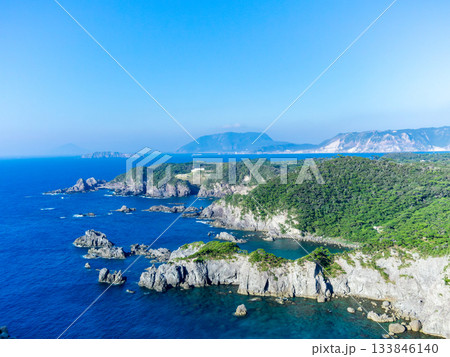 式根島の神引展望台から望むダイナミックで美しい景色 133846140