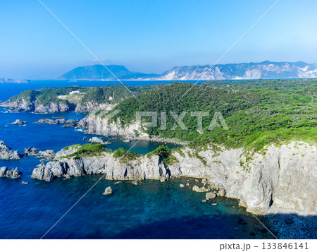 式根島の神引展望台から望むダイナミックで美しい景色 133846141