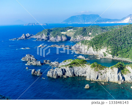 式根島の神引展望台から望むダイナミックで美しい景色 133846143