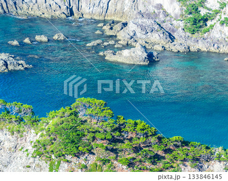 式根島の神引展望台から望むダイナミックで美しい景色 133846145