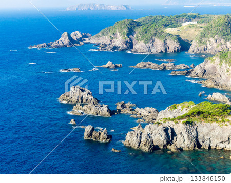 式根島の神引展望台から望むダイナミックで美しい景色 133846150