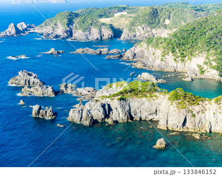 式根島の神引展望台から望むダイナミックで美しい景色 133846152