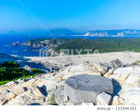 式根島の神引展望台から望むダイナミックで美しい景色 式根島の神引展望台から望むダイナミックで美しい景色 133846163
